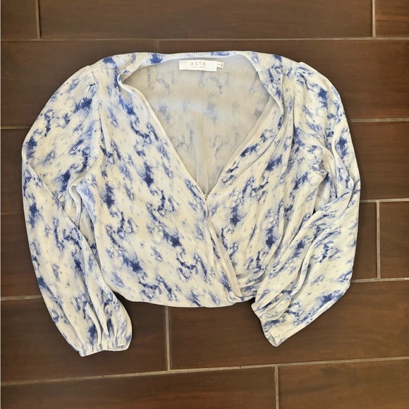 ASTR THE LABEL Pleated Surplice Long Sleeve Top Sz S - Picture 2 of 4